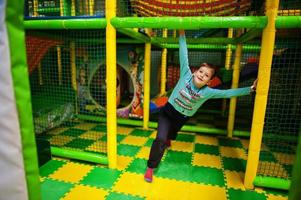 irmão com irmã jogando na piscina de bolinhas coloridas. playground interno  de creche. piscina de bolinhas para crianças. sala de jogos do jardim de  infância ou pré-escola. 5848214 Foto de stock no