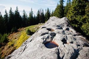 paisagem cênica nas montanhas dos Cárpatos. montanha de pedra pintada. foto