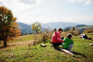 mãe e filho desfrutando nas montanhas. o conceito de viagens em família, aventura e turismo. estilo de vida e caminhadas de férias de outono ao ar livre. foto