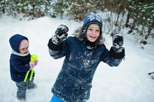 menino e menina na natureza do inverno. ao ar livre na neve. foto