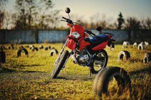 moto enduro fica no sol do pôr do sol foto