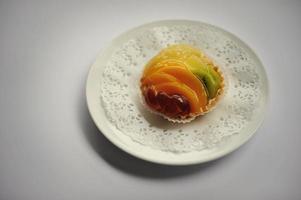 bolos doces com comida de frutas isoladas em branco foto