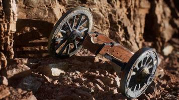 arma histórica antiga no canyon de pedra foto