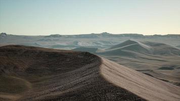 vista aérea em grandes dunas de areia no deserto do saara ao nascer do sol foto