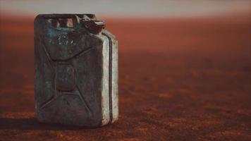 velho recipiente de combustível enferrujado no deserto foto