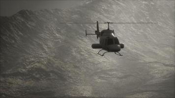 extrema câmera lenta voando helicóptero perto de montanhas com nevoeiro foto