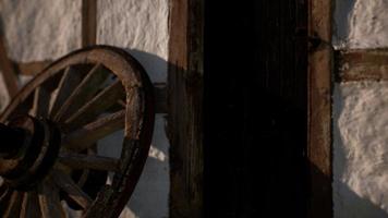 roda de madeira velha e porta preta na casa branca foto