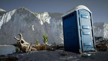 banheiro móvel portátil na praia. cabine de banheiro químico foto