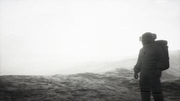 astronauta em outro planeta com poeira e neblina foto