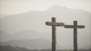 cruz de madeira crucifixo na montanha foto