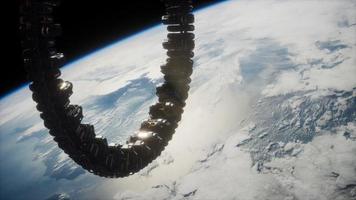 estação espacial futurista na órbita terrestre foto