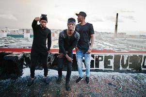 banda de três cantores de rap no telhado foto
