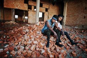 casal de hip-hop afro-americano no subsolo foto