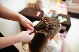 mãe e filha fim de semana juntos em casa, mãe fazendo penteado. foto