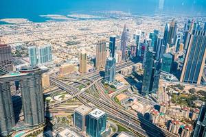 horizonte de dubai com bela cidade perto da rodovia mais movimentada. vista incrível das estradas de junção de cima. trânsito na rodovia. foto