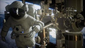estação espacial internacional e astronauta no espaço sideral sobre o planeta terra foto