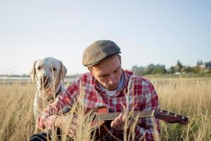 jovem toca ukulele ao ar livre foto