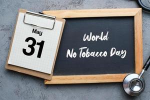mundo sem letras de dia de tabaco sobre o fundo do quadro-negro. foto