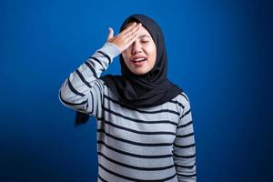 mulher muçulmana mostra gesto de arrependimento, esqueça algo importante foto