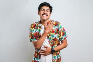 homem vestindo camisa casual, sorrindo e rindo muito alto porque piada louca engraçada com as mãos no corpo. foto