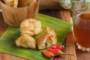 um tradicional alimento frito da Indonésia feito de tofu foto