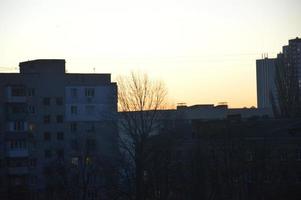 novos edifícios residenciais ao amanhecer na cidade foto
