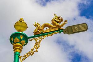 lanterna de rua verde turquesa artística com dragão dourado phuket tailândia. foto