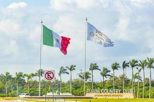 tulum méxico 02 fevereiro 2022 camionete de carro de polícia dirige estrada de rua rápida tulum mexico.huge mexicano verde branco bandeira vermelha em akumal méxico. foto