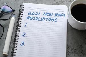 escrevendo e se preparando para as resoluções do ano novo de 2021 foto
