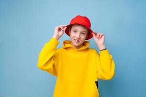 rapper. estilo da cidade. tiro modelo. cara de hipster feliz em moletom amarelo foto