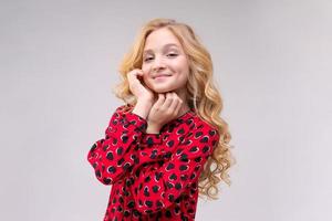 adorável menina da moda hipster vestida de vestido vermelho com corações, longo foto