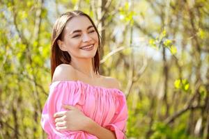 mulher jovem e bonita com um rosto bem arrumado em um fundo natural foto