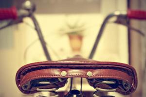 detalhe de selim de bicicleta retrô visto por trás. estilo vintage. imagem horizontal. foto