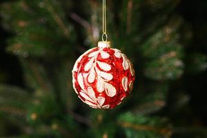 macro close-up de uma bola de ornamento decorativo vermelho de natal pendurado foto