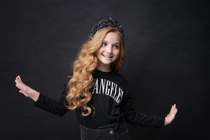 aniversariante fofa e engraçada, princesa de 10 anos, usa roupas escuras foto