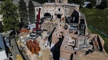 restauração do antigo castelo fotografia aérea com drone foto