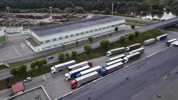 centro de logística com vista superior de caminhões foto