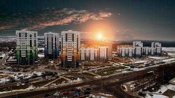 pôr do sol sobre uma área residencial com prédios de vários andares foto