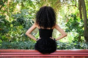 jovem negra, modelo de moda em um jardim foto