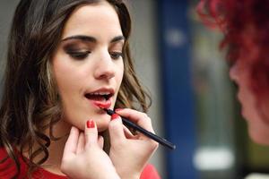 boca de mulher atraente com maquiagem de lábios vermelhos de moda foto