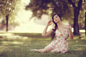 jovem e bela mulher japonesa com flores no cabelo foto