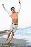 retrato de um jovem atraente em uma praia tropical foto