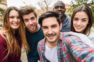 grupo de amigos se divertindo ao ar livre foto