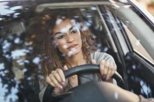 jovem árabe dentro de um carro branco olhando pela janela foto