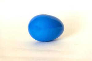 ovo de plástico azul em um fundo branco foto