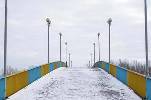 ponte pedonal em chernihiv através do rio desna na neve em um dia de inverno nevado. foto
