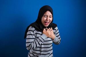 estudante universitário muçulmano asiático sentindo dor no peito, foto