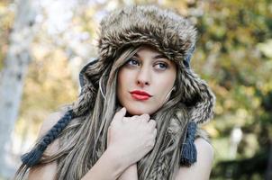 retrato de menina bonita com o chapéu de inverno foto
