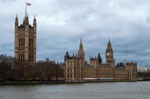 casas do parlamento e big ben em um dia nublado. Reino Unido foto