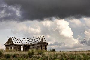 nuvens de tempestade canadá casa abandonada foto